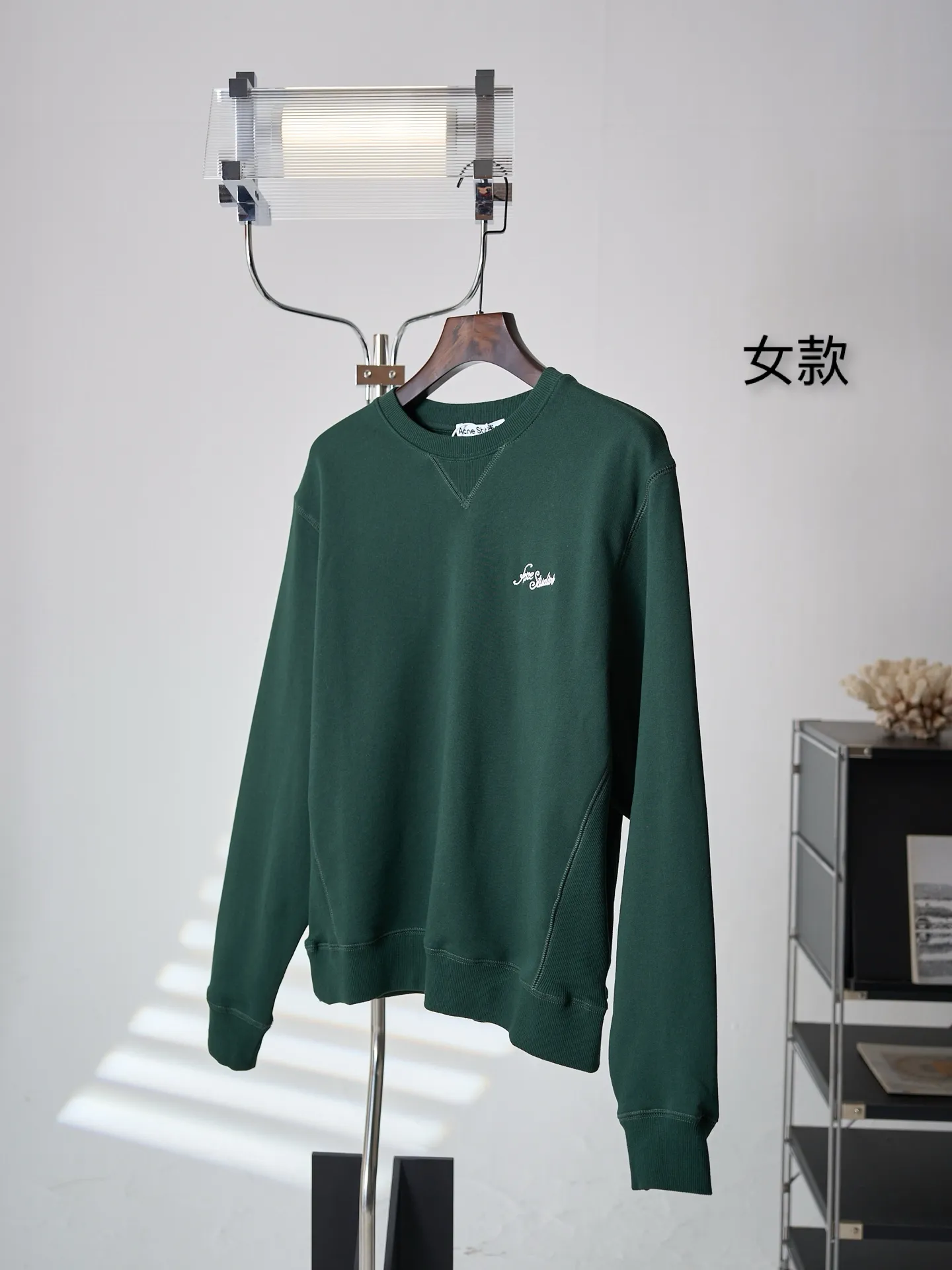 [Real auction] Acne Studios embroidered logo sweatshirt (women's style) [In Stock] S M L custom-dyed cloud-like brushed fleece cotton, smooth drape, soft and skin-friendly. Wearing a dark forest green as the base, the soft cloth texture is rich in layers, and the low-saturated green tone reveals a quiet and luxurious literary and artistic atmosphere. The iconic Acne Studios embroidered logo is embellished on the chest, simple yet recognizable. The neckline is designed with a Classic triangular panel structure and a high level of detail. The soft and slightly loose off-the-shoulder silhouette is just right to accommodate the lines of the shoulders and back. The moderate length is matched with a cuffed ribbed hem to freely modify the body shape. The ingenuity is hidden in the simple body, allowing a sense of relaxation throughout daily life. 1. Imported machine embroidery uses advanced computer control systems and precision mechanical components to precisely create the iconic Acne Studios logo embroidery, with smooth and delicate lines and a full sense of sophistication. 2. Enzyme washing treatment: The fabrics have been fermented and washed to give them a better feel and texture. They are not easy to deform, shrink or fade. They maintain long-term beauty and have a loose fit.